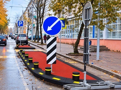Island with coloured surface and bollards